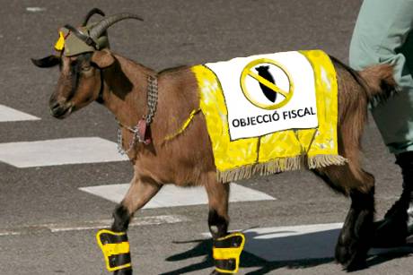 a goat wearing a banner reading Objecció Fiscal.